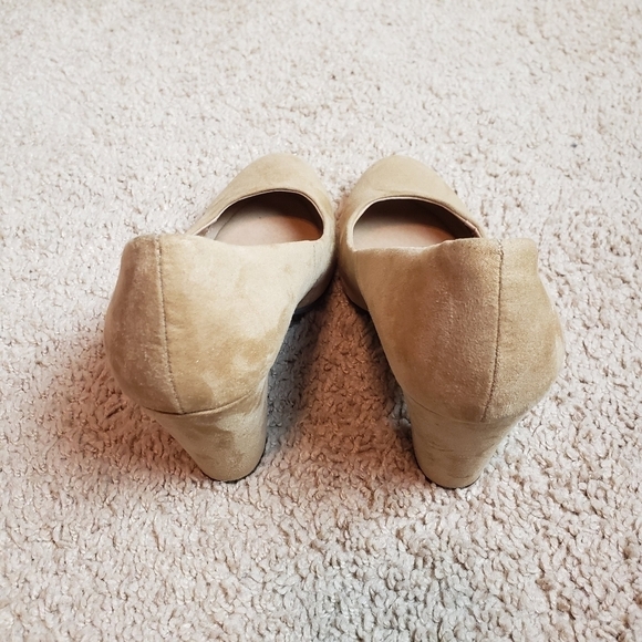 CHINESE LAUNDRY Creme Suede Heels - Picture 5 of 9